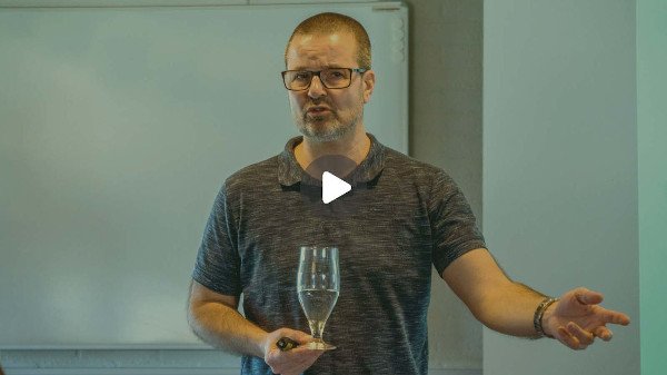 Hør stresscoach Theis Askling give sit bud på stress, et stressnedbrug samt stressforebyggelse på en anderledes og praktisk måde